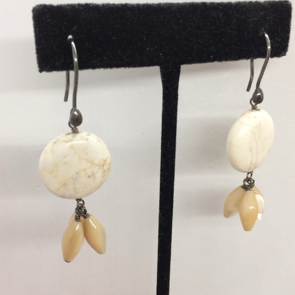 !!SOLD!! 3/$30 VINTAGE MACY'S GENUINE STONE SHELL EARRING MOP STERLING SILVER - Picture 9 of 12